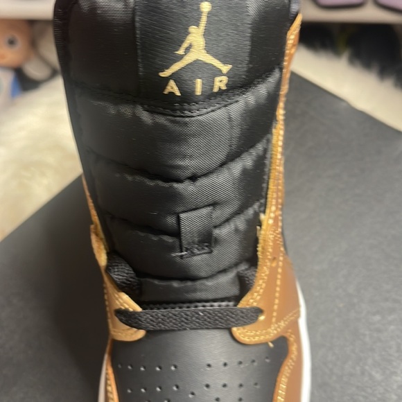 COPY - Youth AirJordan 1 Mid Se - Picture 9 of 11